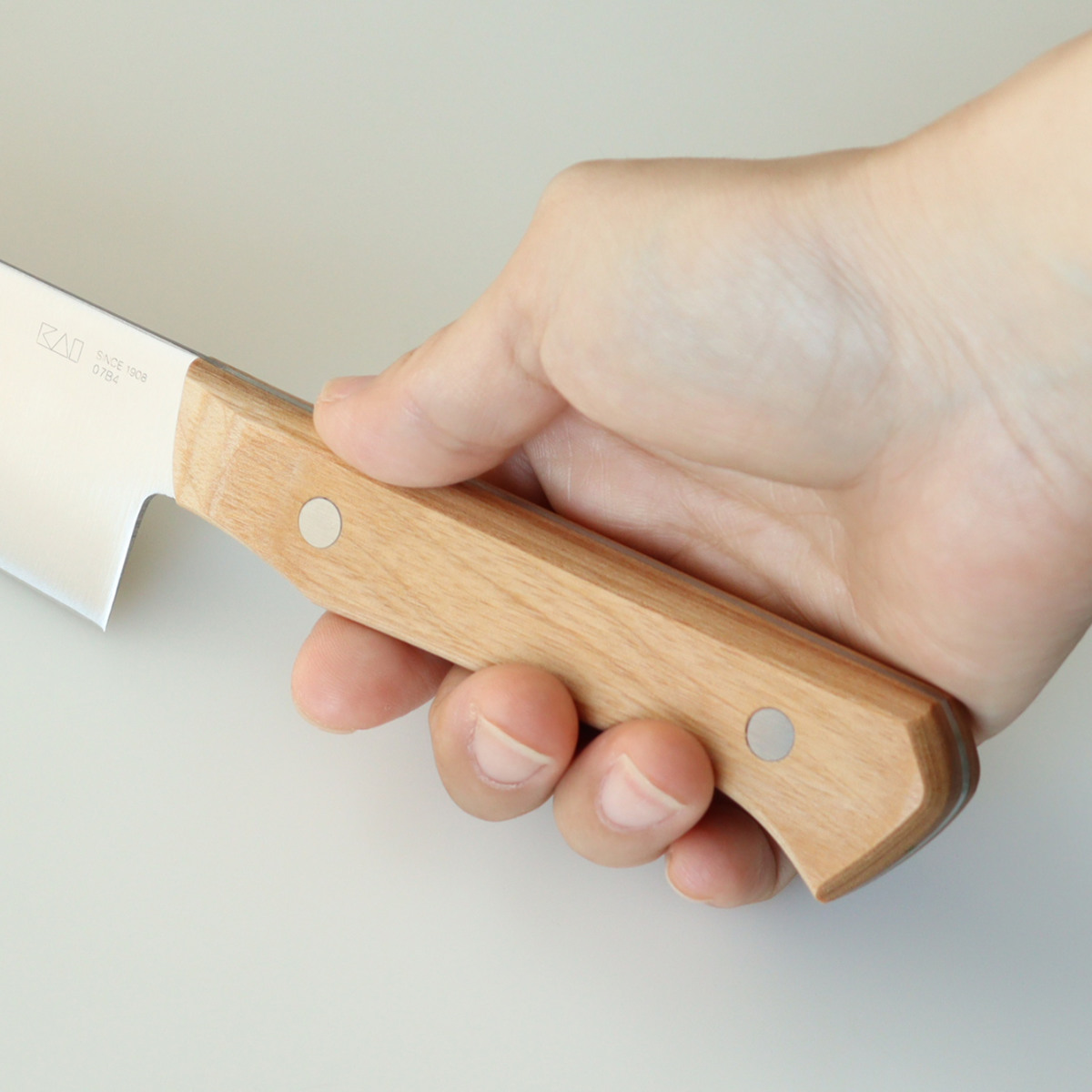 貝印 牛刀包丁 18cm 関孫六 しらあい 日本製 （ シェフナイフ 牛刀