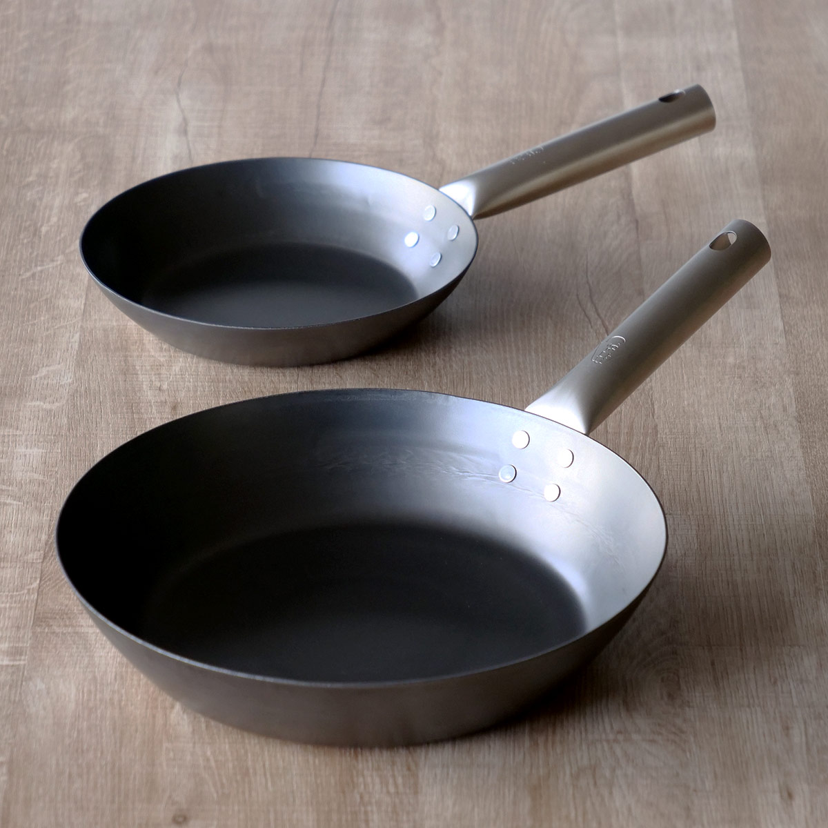 鉄フライパン 22cm チタン柄 HANAKO 打出し 2.3mm 日本製 （ IH対応