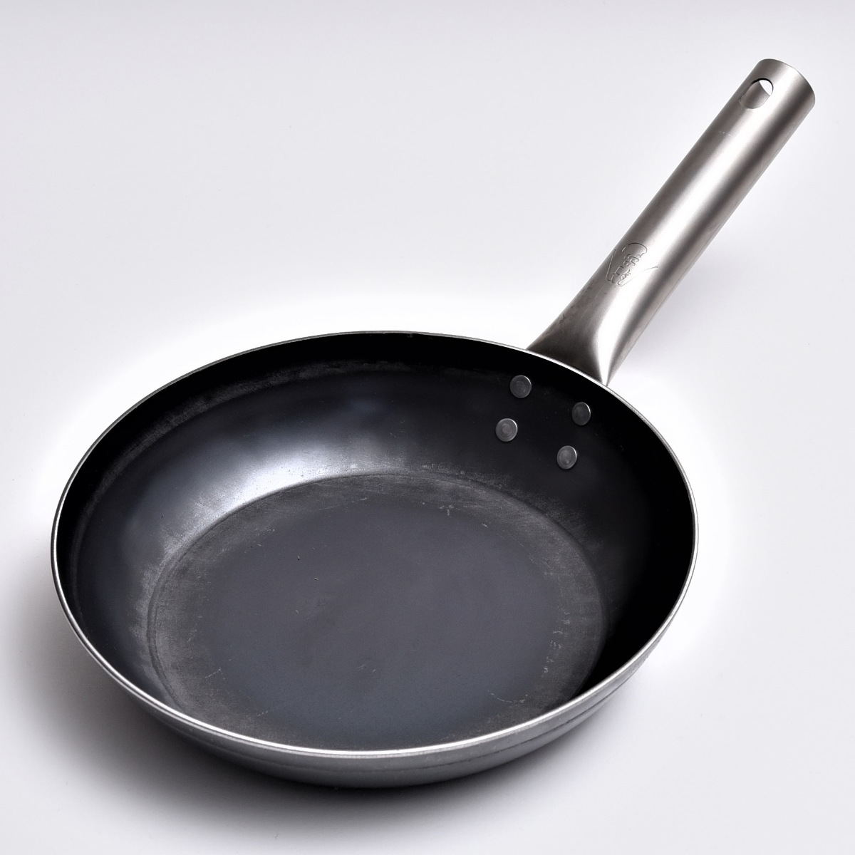 鉄フライパン 22cm チタン柄 HANAKO 打出し 2.3mm 日本製 （ IH対応