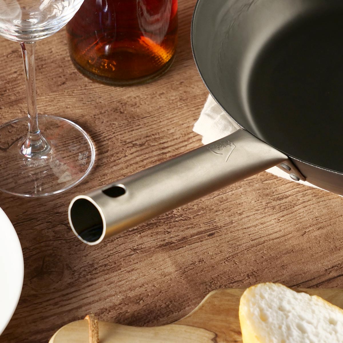 鉄フライパン 28cm チタン柄 HANAKO 打出し 2.3mm 日本製 （ IH対応