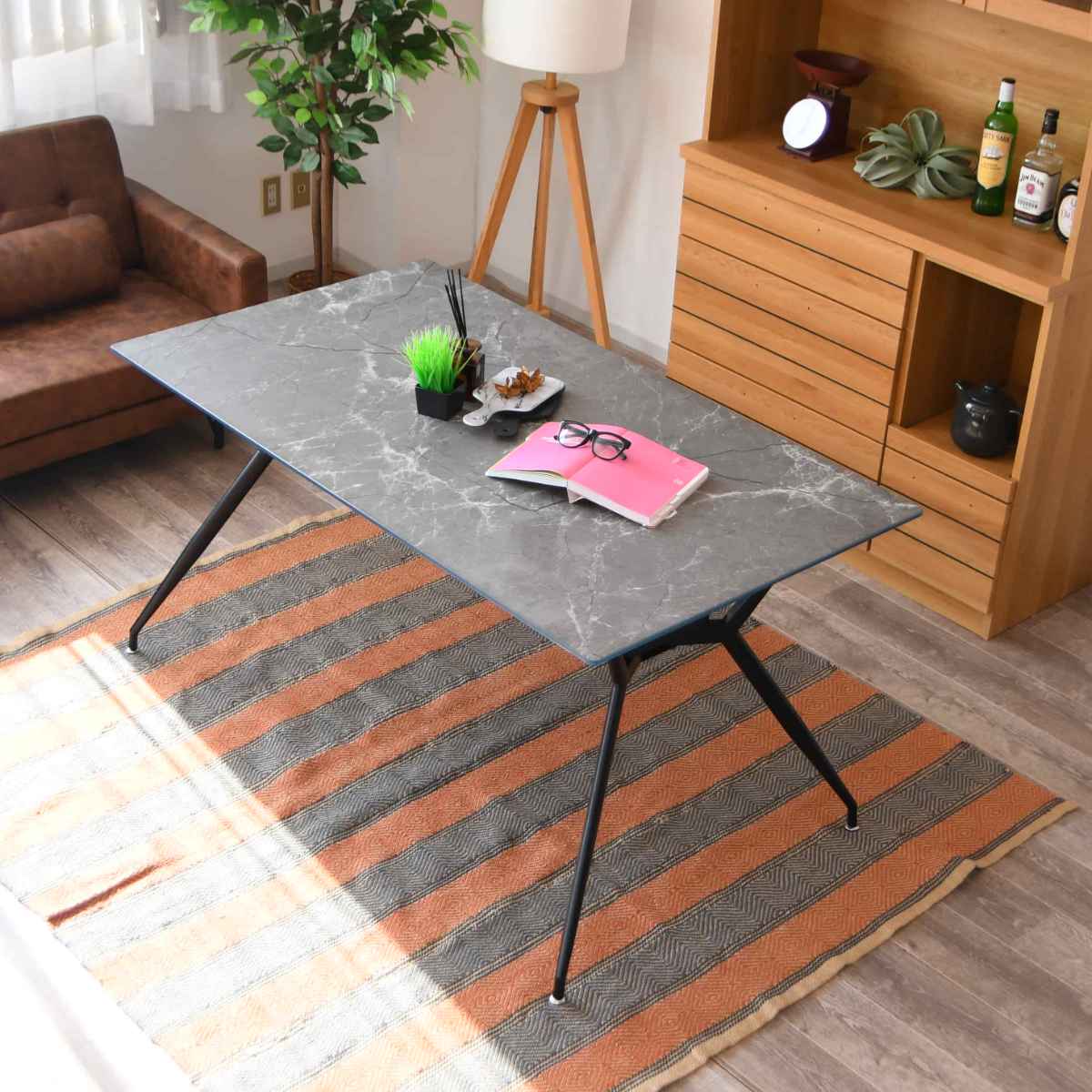 地域限定送料込み　大理石調　ダイニングガラステーブル　4人がけ ダイニングテーブル 4人掛け 大理石調 収納スペース付き 幅140cm （ 石