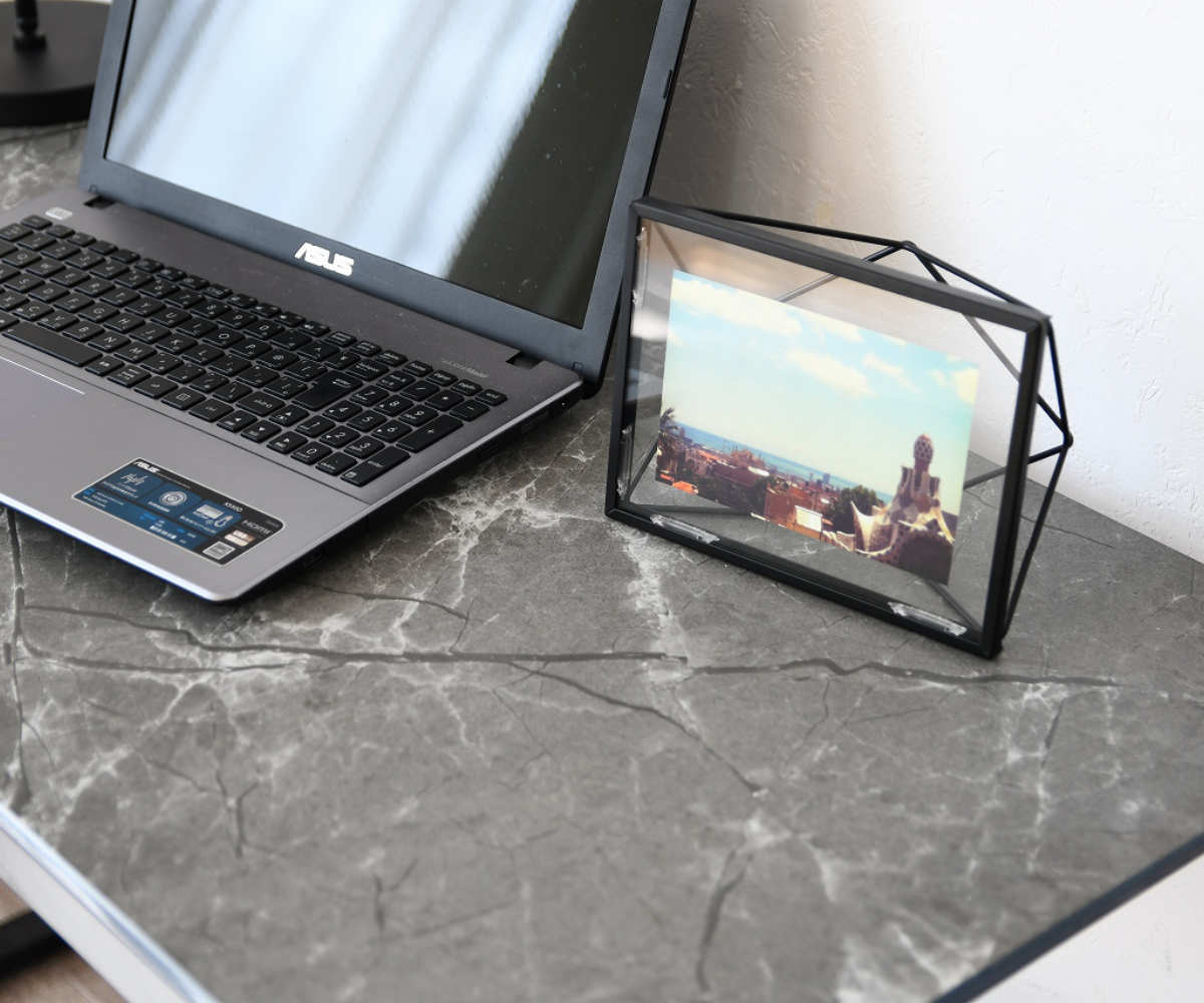 ガラスと大理石柄のパソコンデスク ワークデスク 幅80cm 大理石柄 ガラスデスク エッセイ （ 奥行50cm