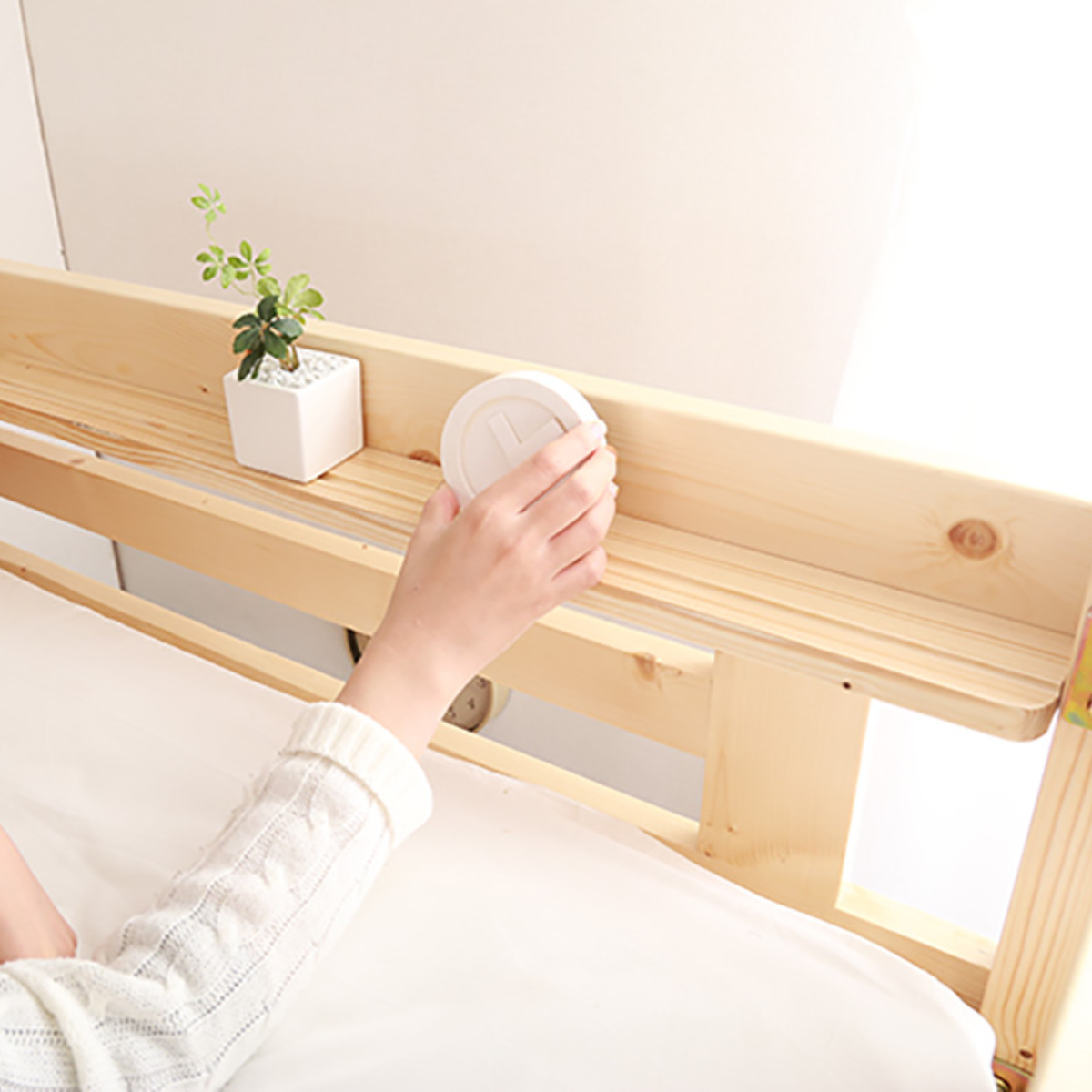 LOWYA セミダブルロフトベッド ホワイト 宮棚付き（取りに来てもらえる方限定） 宮棚・コンセント付きパイプロフトベッド(セミダブル：ホワイト