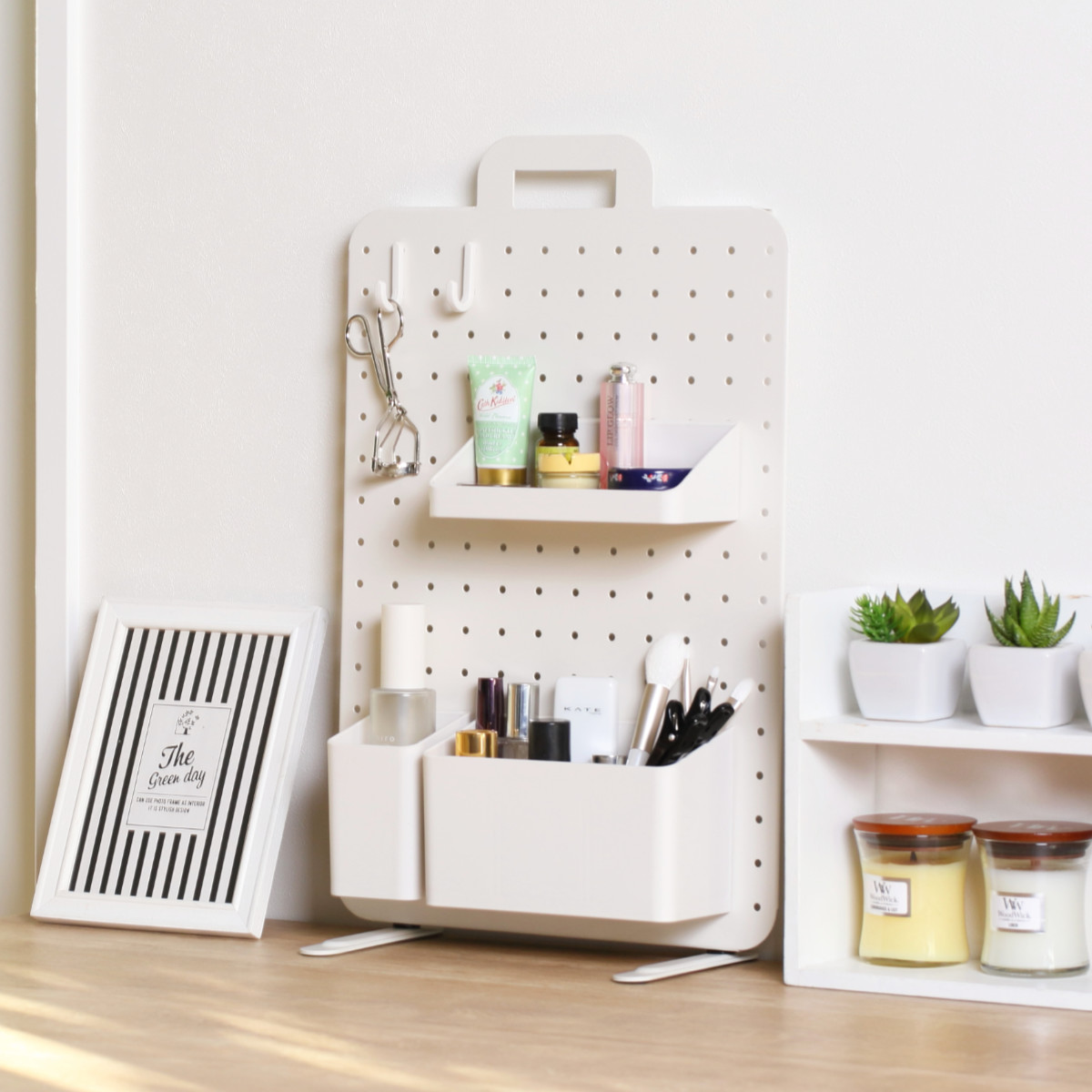 ペグボード14個 ブラック&レッド ペグボード 幅30×高さ42cm ハンドル付き 卓上 収納 （ パンチング