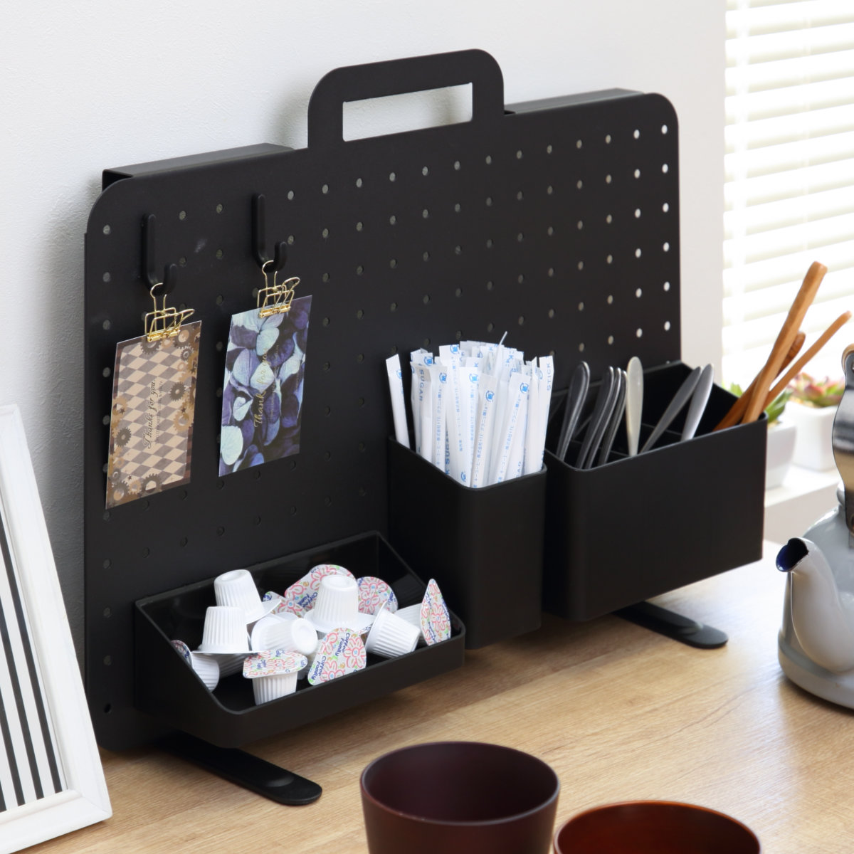 ペグボード14個 ブラック&レッド ペグボード 幅45×高さ30cm ハンドル付き 卓上 収納 （ パンチング