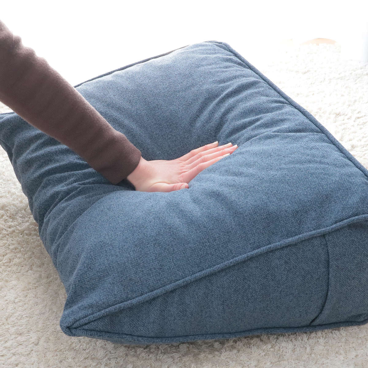 特典付き 背もたれクッション 幅60cm 4WAY 三角 カバー付き 洗える 足枕 肘置き ( 背もたれ 椅子 背当て 三角クッション 腰当て 腰痛 背中 ポケット ) 関連画像5