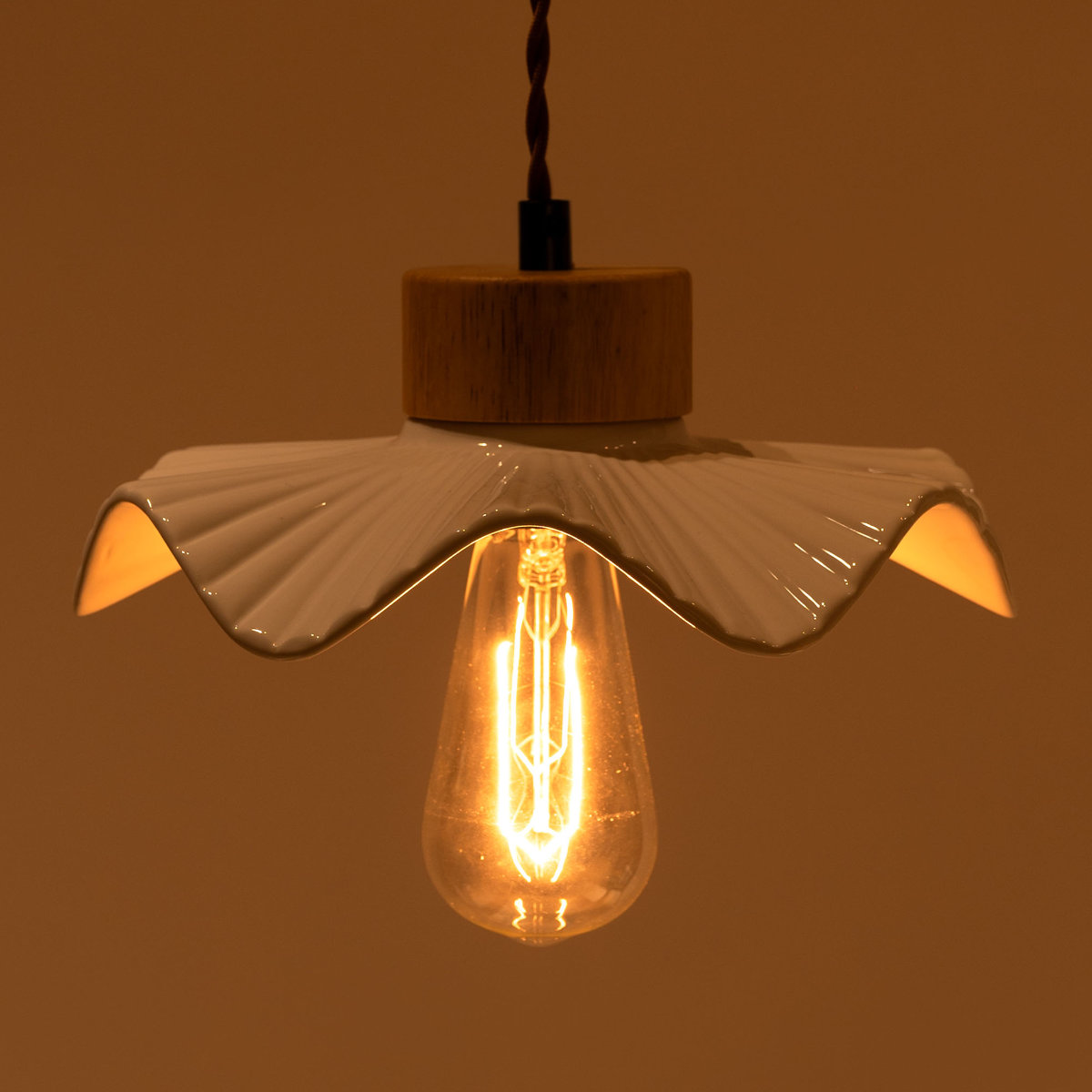 東谷 ペンダントライト 陶器 天然木 電球付き 波型 （ LED E26 北欧