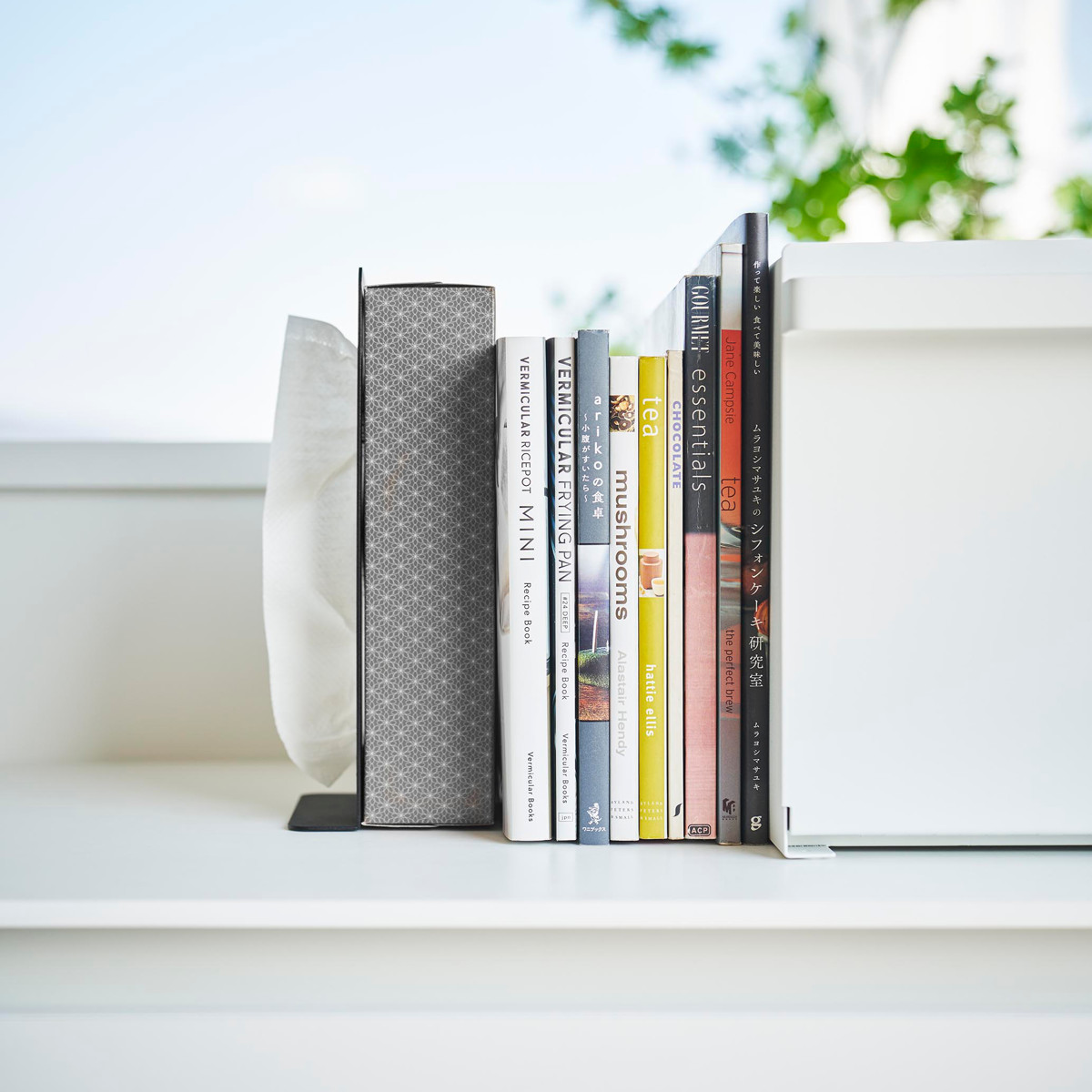 tower 山崎実業 ティッシュが引き出せるブックエンド タワー