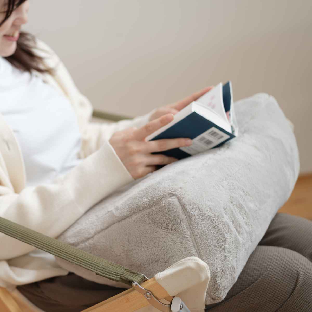 ユニベール（UNIVERS） 三角クッション comfy u 43×30cm （ バック
