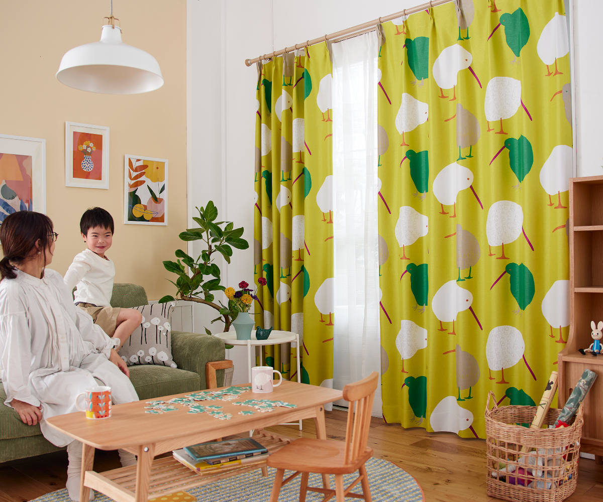 スミノエ カーテン 遮光2級 テクテクキーウィ 100×135cm 形状記憶加工