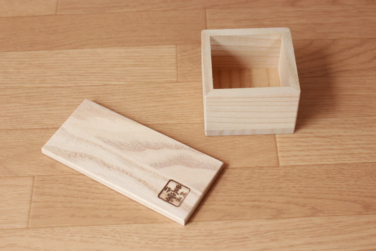 米びつ 10kg 桐の米びつ 縦長型 無地 一合升 すり切り棒付き （ 密閉