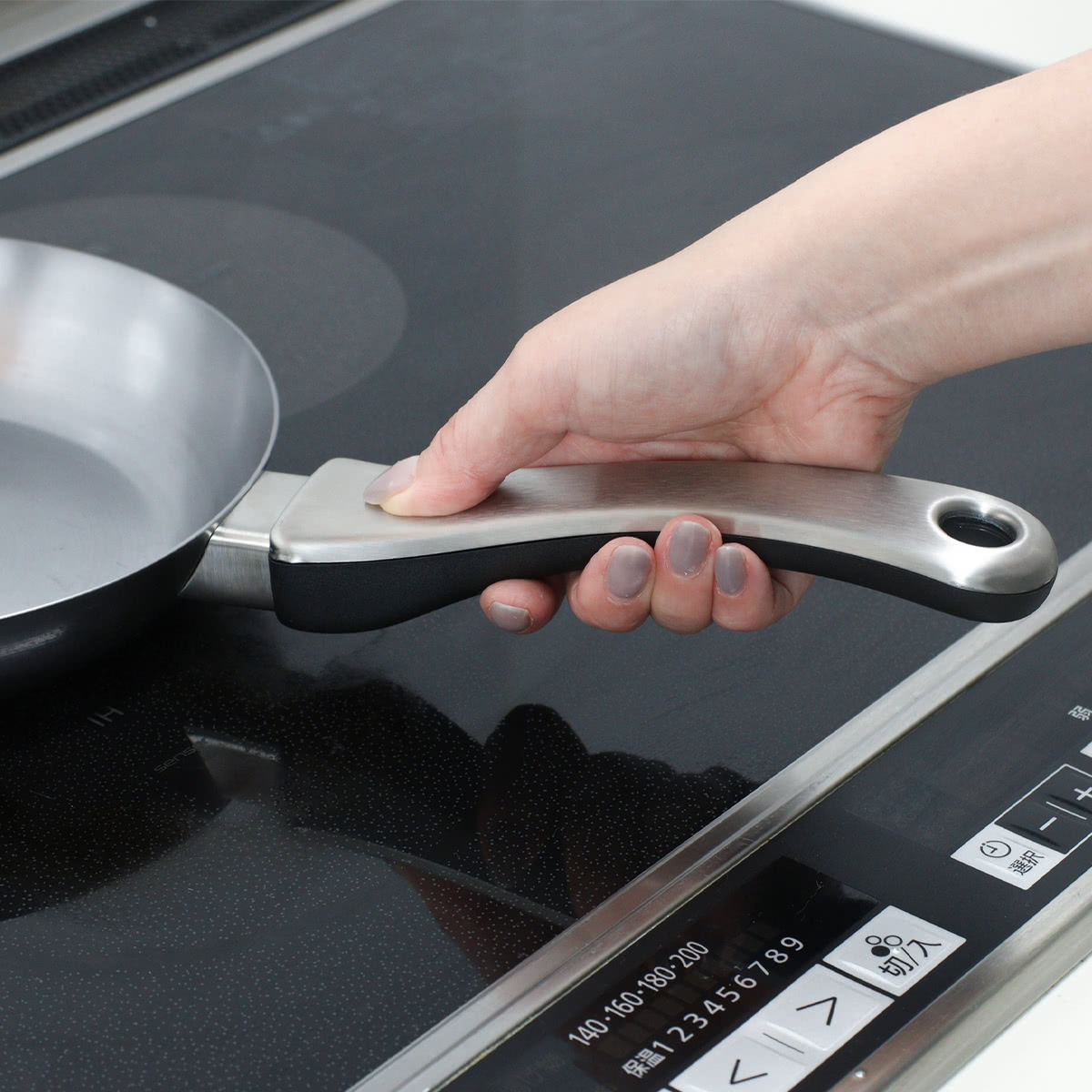 STAUB 鋳鉄フライパン 26cm 注ぎ口付き グレー ストウブ(Staub) ウッドハンドル フライパン 26cm 鋳物 IH対応