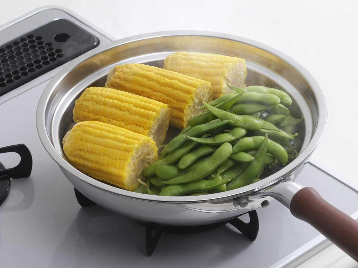 茂作製　アルミ製両手鍋 ハンマー仕上げ 蒸し器付き 茂作製 アルミ製両手鍋 ハンマー仕上げ 蒸し器付き