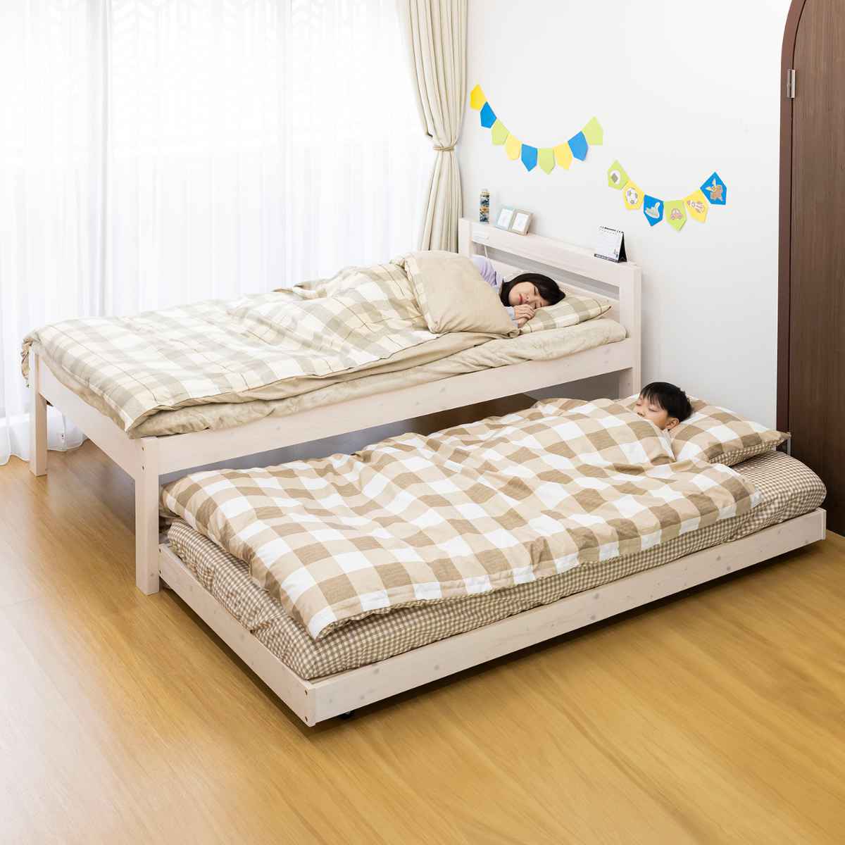 お値下げしました！【新品】天然木 ペアベッド ホワイト お客様組立品 ベッド すのこ 収納ベッド 親子ベッド サン・ハーベスト 親子ベッド ペアベッド 宮棚 2口コンセント付き 天然