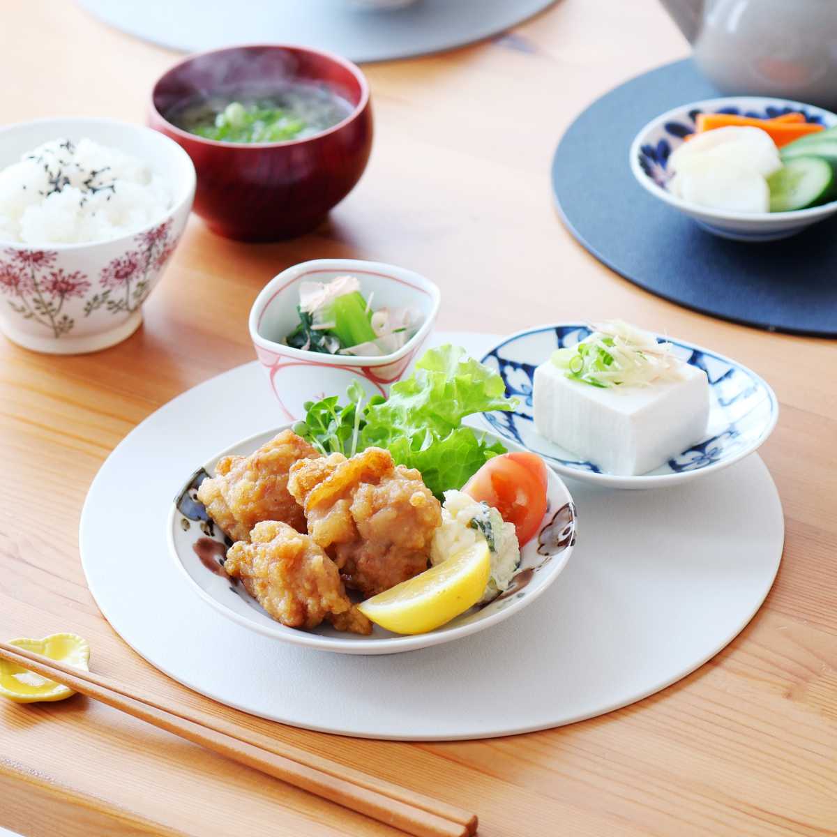 カッティングボード 27cm 丸いまな板 カットプレート プラスチック