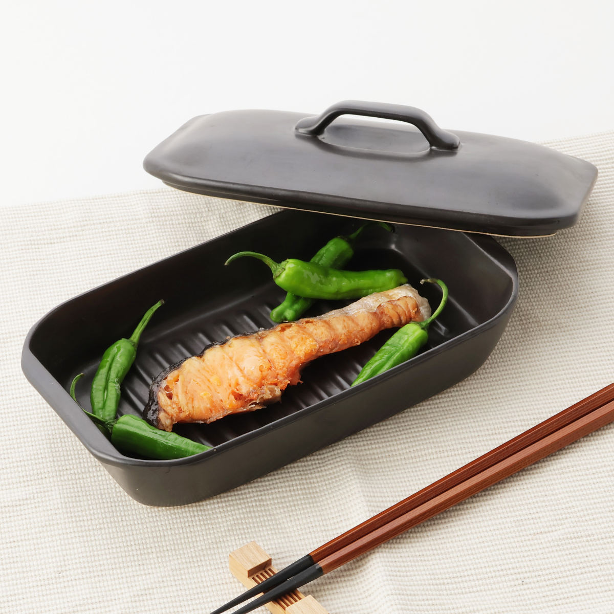 レンジで簡単調理器具 蓋付き　取手付きで便利　魚に焦げ目 グリルプレート 19×11cm 長角 陶器 フタ付き 電子レンジ調理器具