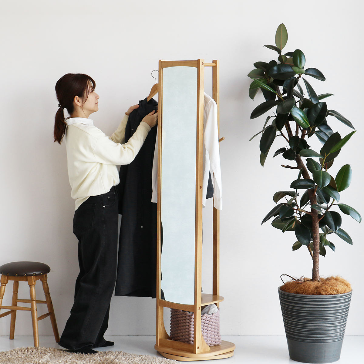 スタンドミラー 全身鏡 360度回転式 背面ハンガーラック 棚板付