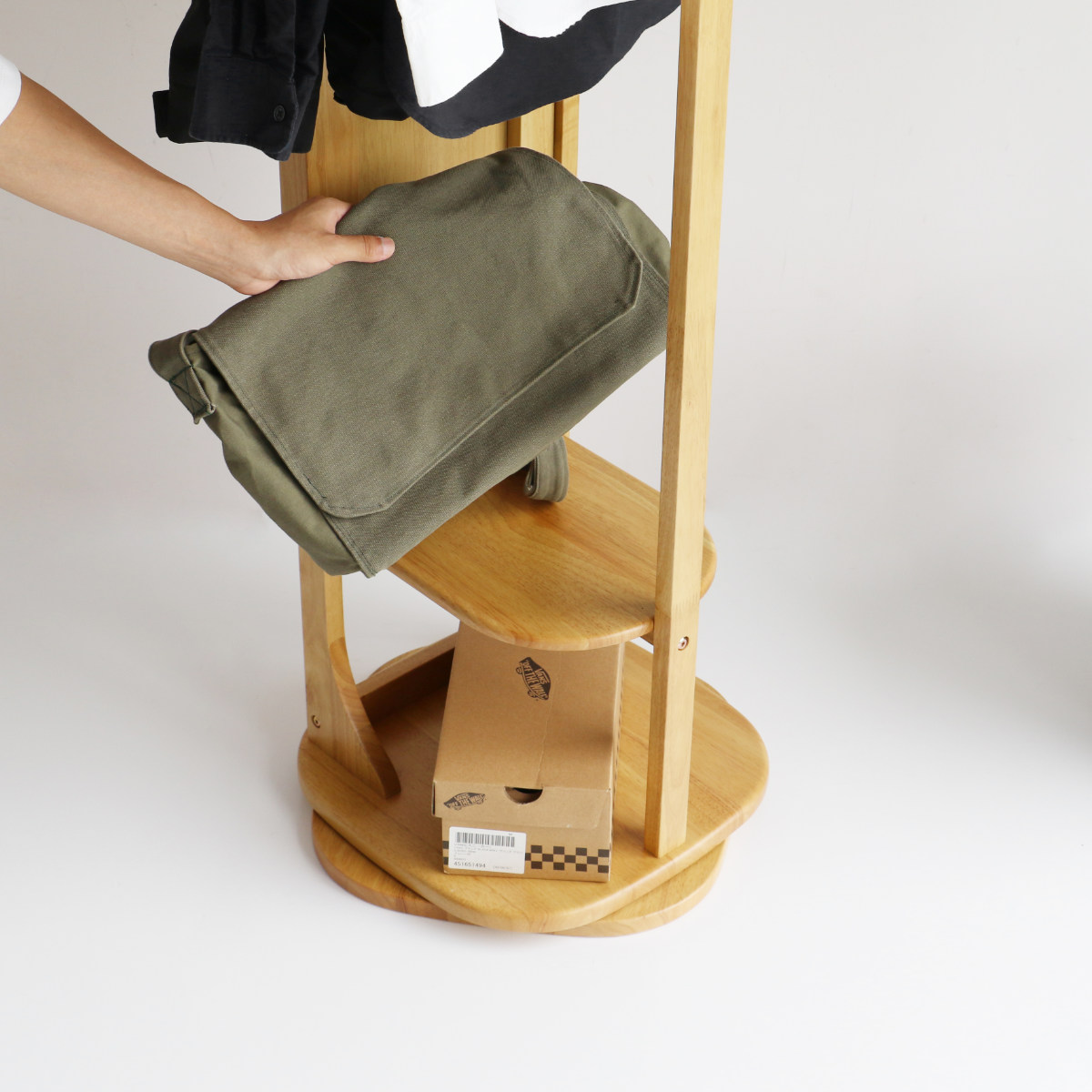 スタンドミラー 全身鏡 360度回転式 背面ハンガーラック 棚板付