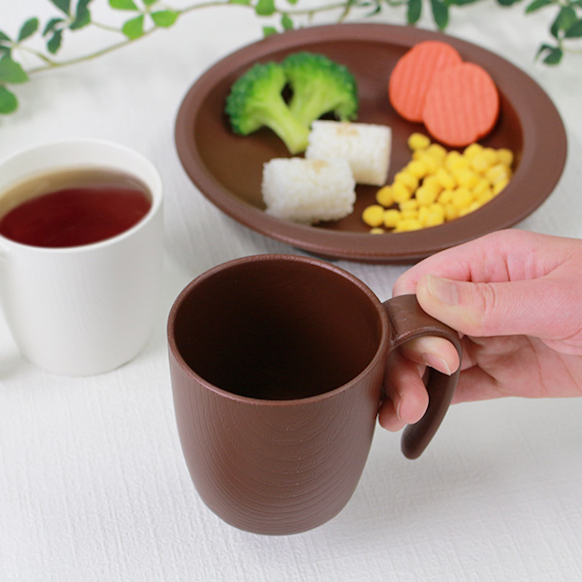 コップ 290ml 持ちやすい 木製風 ハンドル付き 介護 食器 プラスチック製 バイオマス原料使用 日本製 ( 食洗機対応 レンジ対応 マグカップ 持ち手 介護用 ) 関連画像3