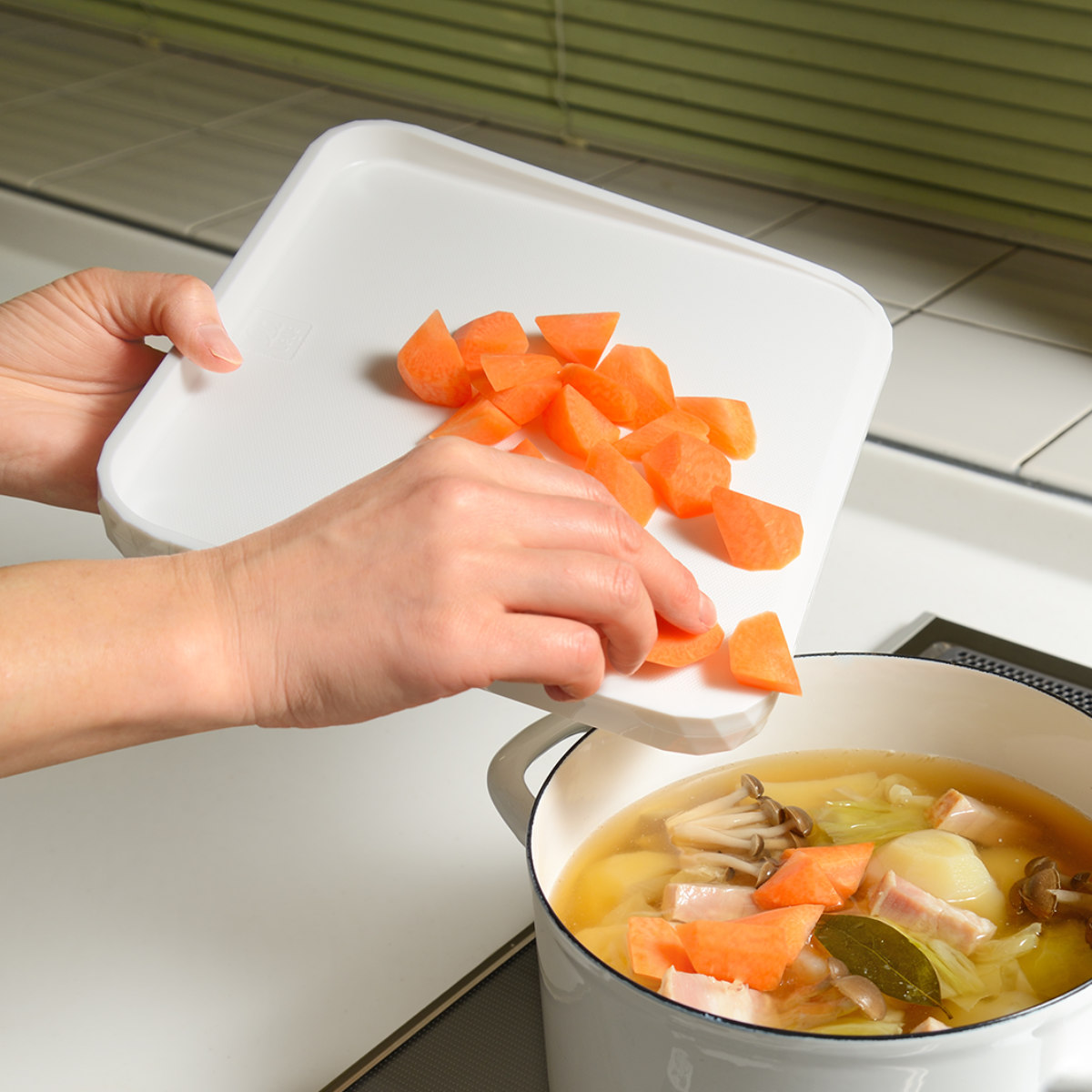 レイエ フチ付きまな板 ミニ leye 食洗機対応 日本製 （ プラスチック