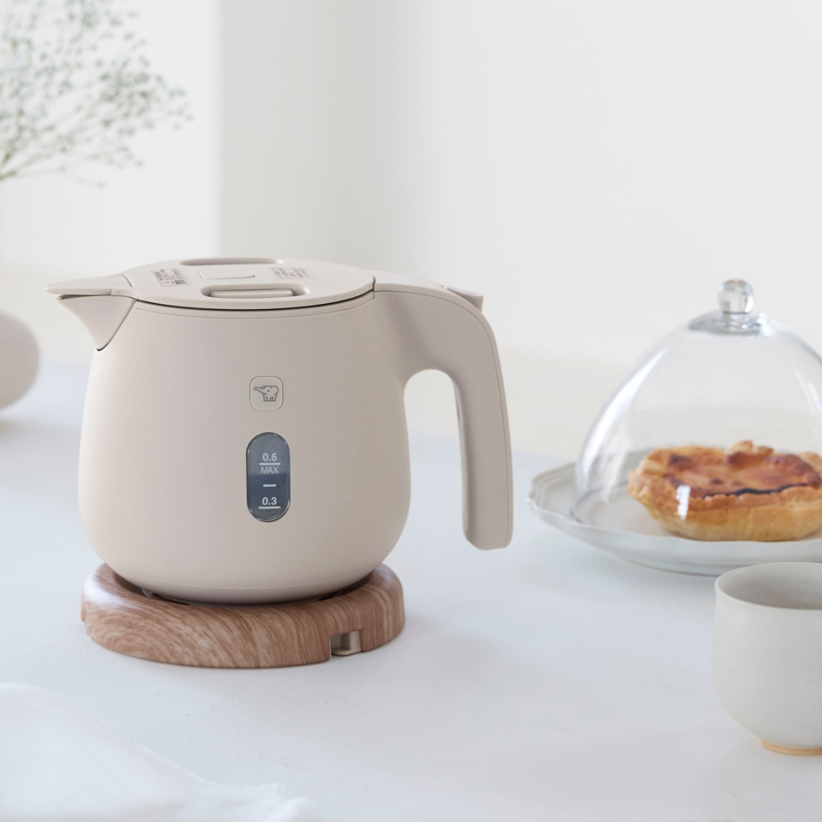 象印☆ZOJIRUSHI 電気ケトル 象印（ZOJIRUSHI） 電気ケトル 600ml 木目調電源プレート付き 安全設計