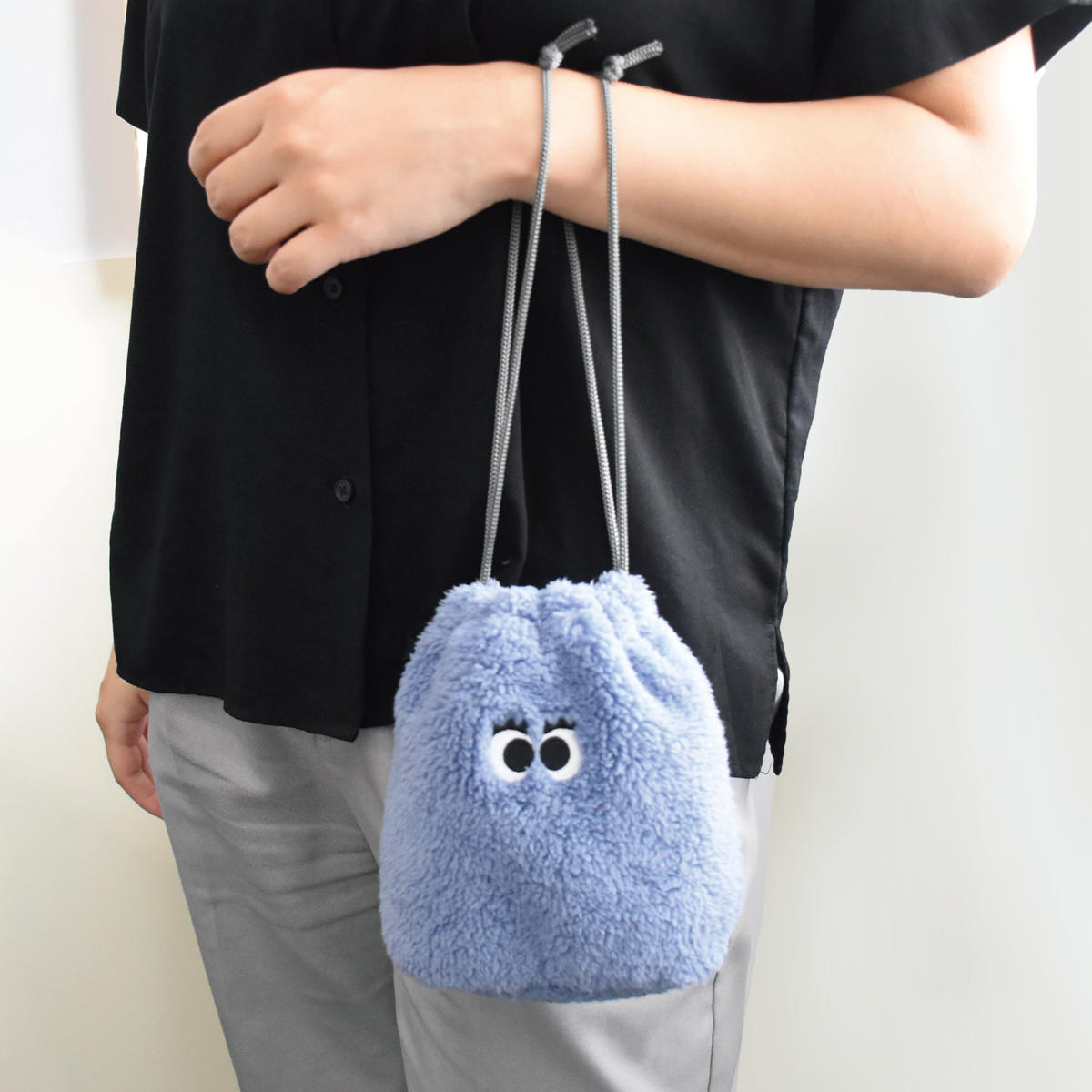 【モモミルク】オリジナルおでかけ巾着型ポーチ 巾着 ポーチ ぎゅっとおにぎりさん 刺繍 ミニ巾着 布製 （ 巾着