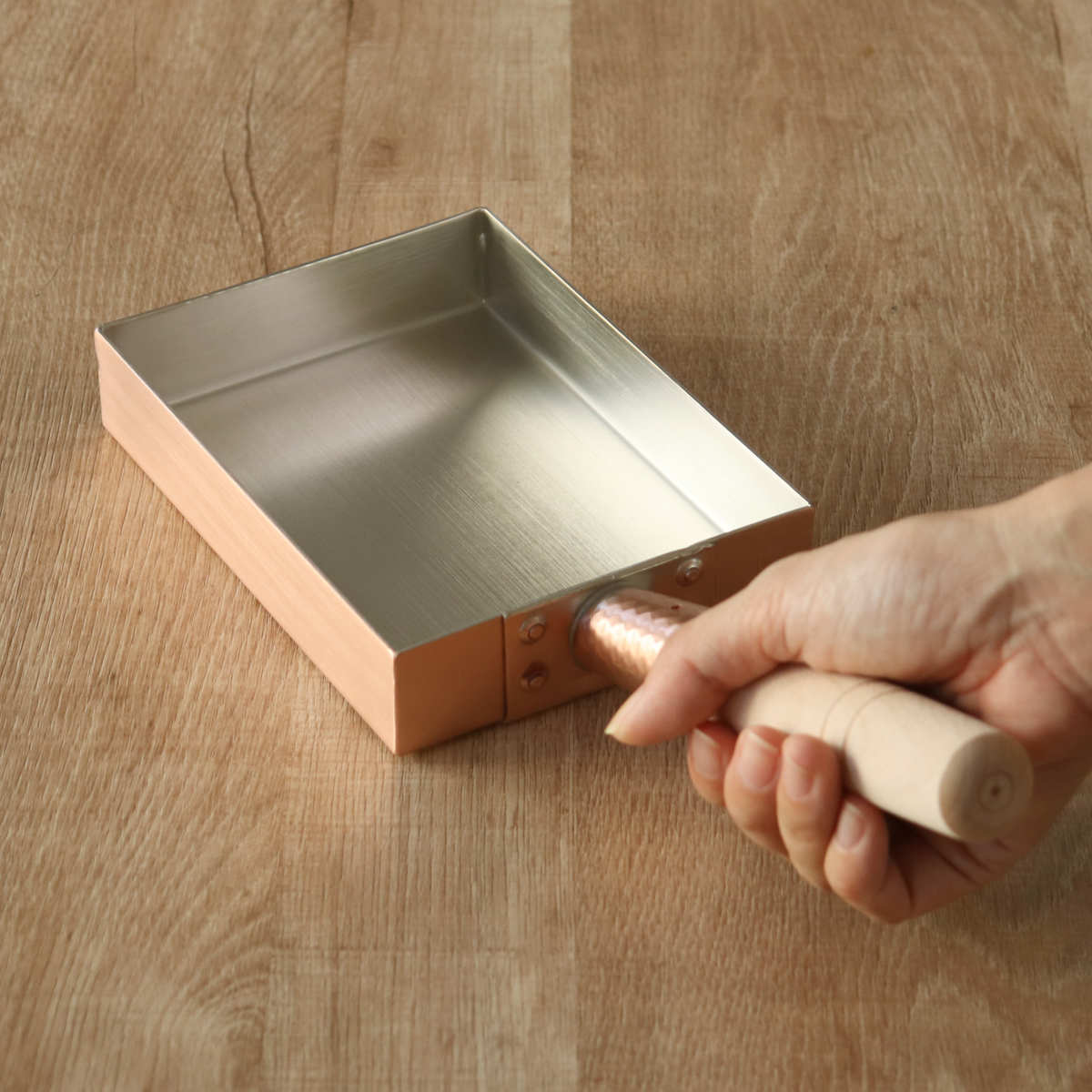 銅製卵焼き器 12cm 木製ハンドル付き新品未使用　送料無料 工房アイザワ 純銅 玉子焼き 関西型 12cm （ aizawa 日本製 ガス火専用