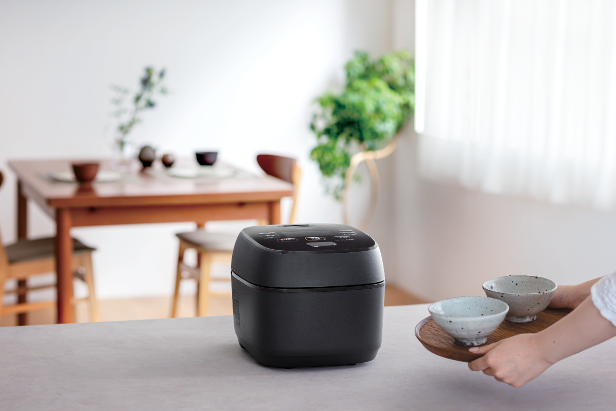 極め炊き 象印 圧力IH炊飯器 4合炊き 黒まる厚釜 フラット設計 立つ