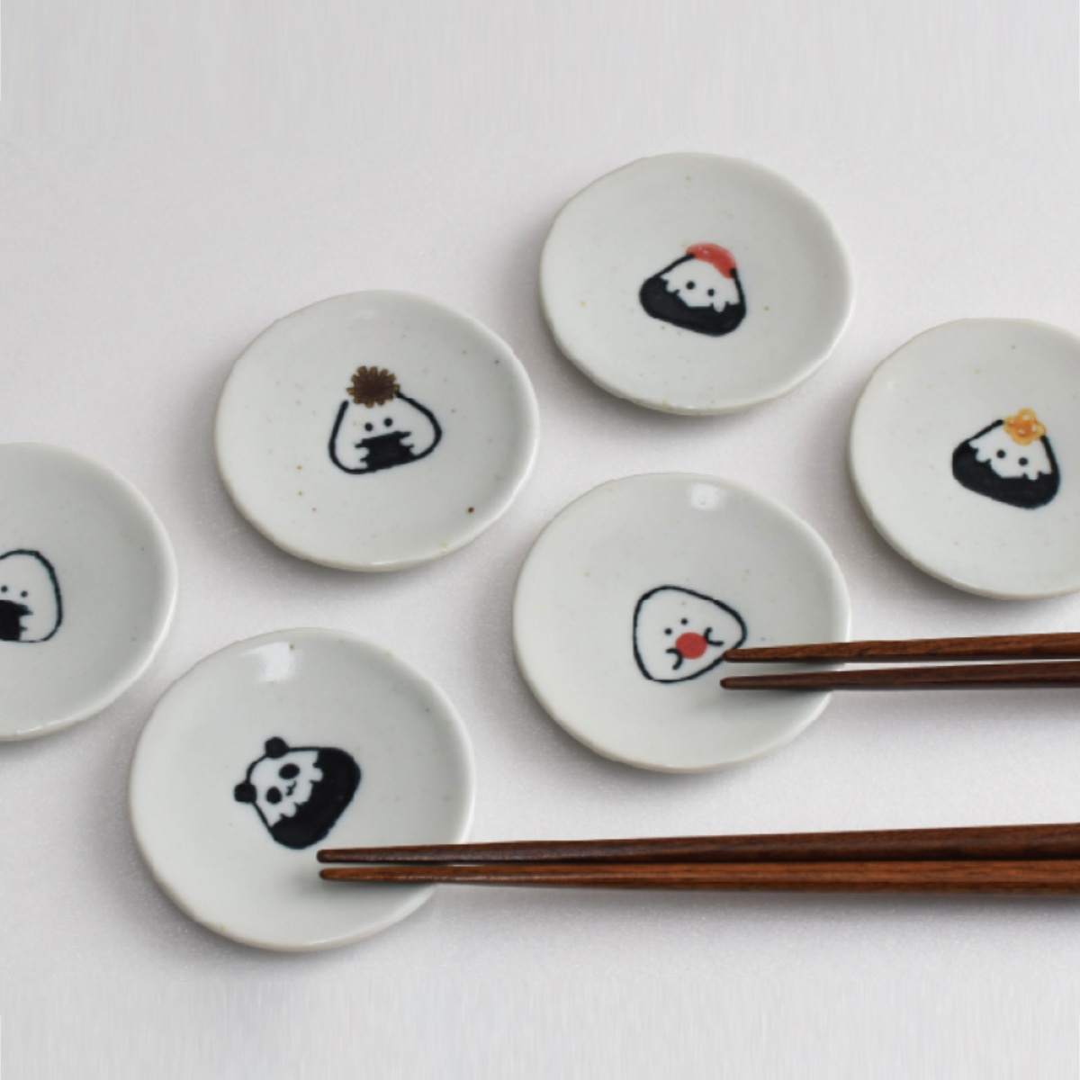 箸置き ぎゅっとおにぎりさん 箸置豆皿 （ 6.7cm 陶磁器 波佐見焼 日本