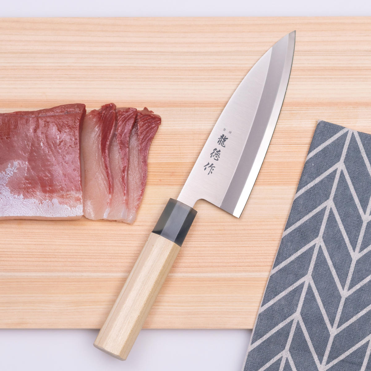 出刃包丁 15cm 龍徳作 八角柄 和包丁 日本製 （ 包丁 片刃 刺身 魚包丁