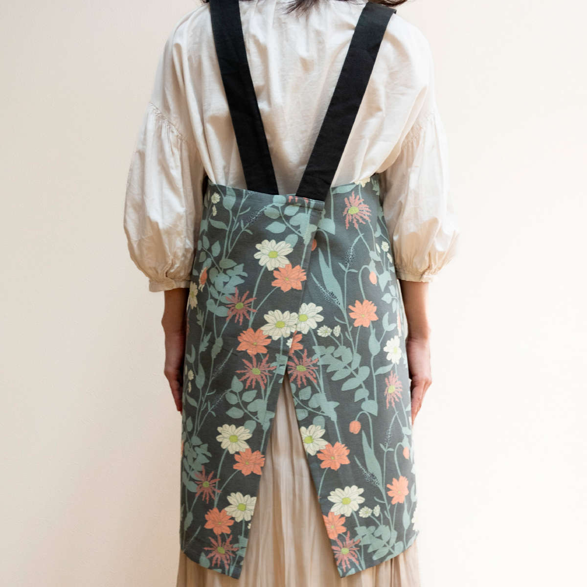 オカ エプロン ラ・エミーズ クッカ ボタニカル 井上絵美 （ LA AMYS