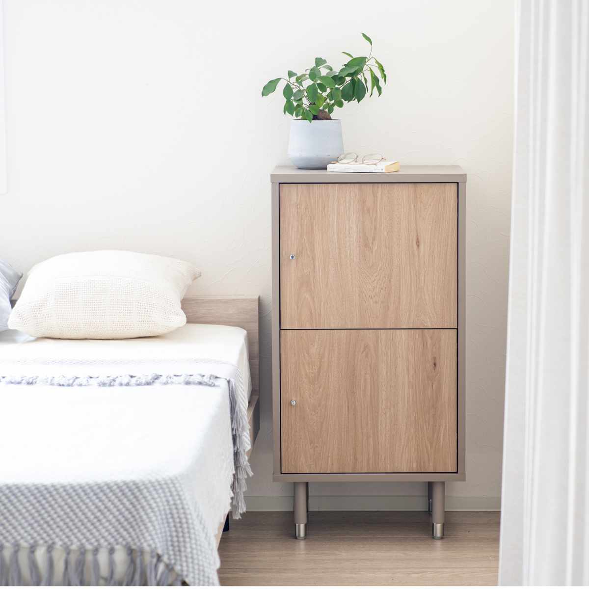 キャビネット 幅47cm ツートンカラー シルバー脚 （ 棚 ラック 扉