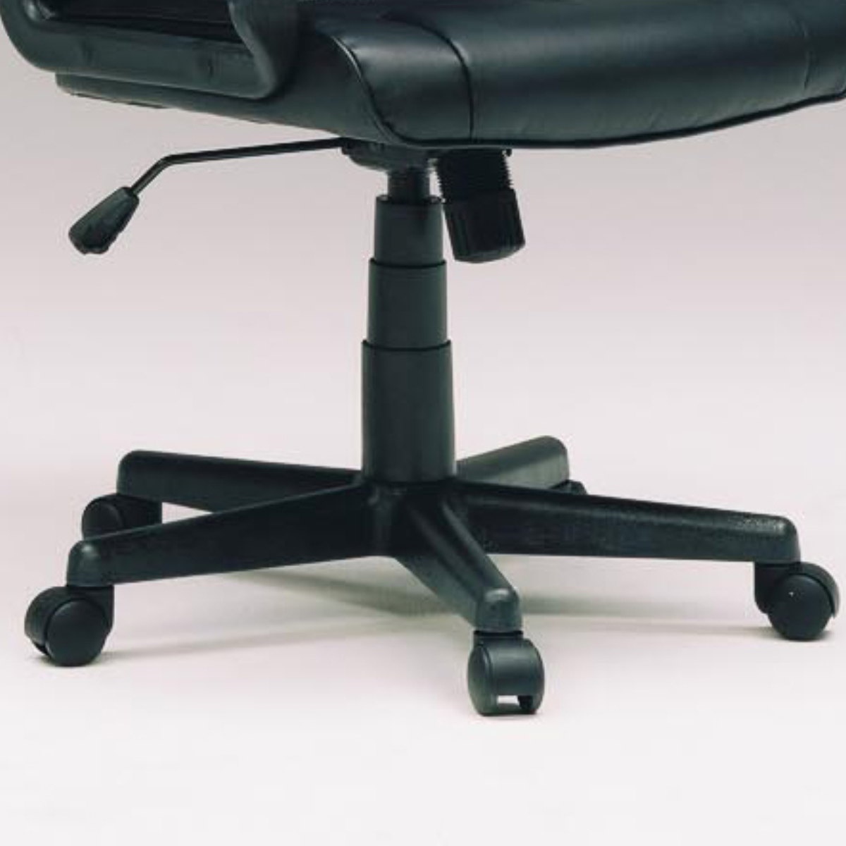 オフィスチェア黒　未使用品　肘掛けあり　送料込み デスクチェア 肘付 座面高 41〜48cm ガス圧チェア マドックス