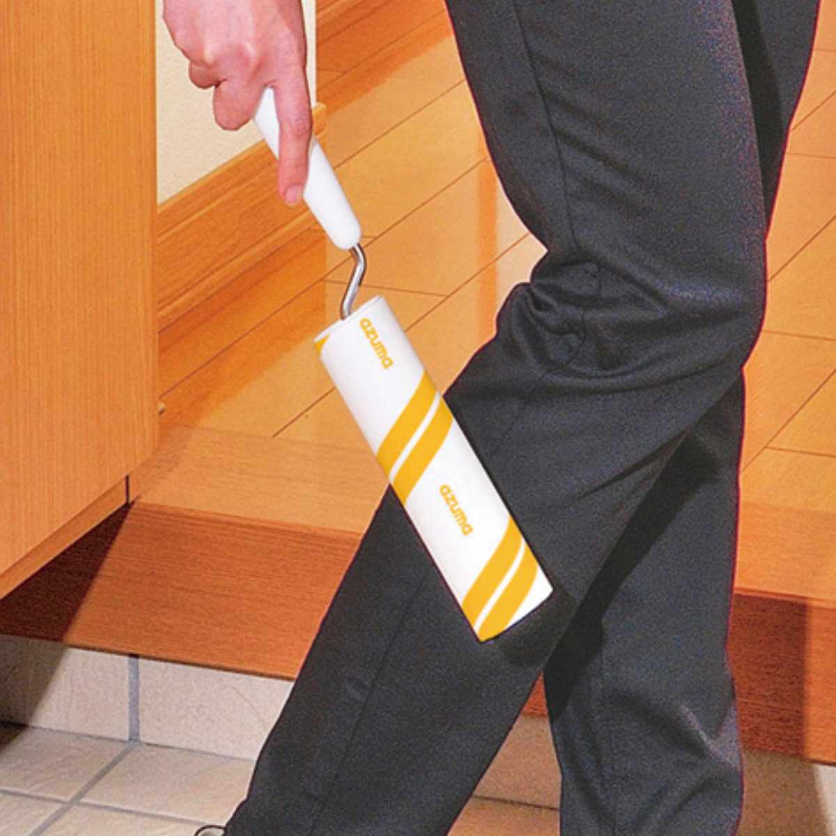 (未使用･未開封品)　アズマ カーペットクリーナー 粘着ローラースタンディ 幅16cm 全長33cm 置き場所を選ばない縦型粘着ローラー AZ364 kmdlckf アズマ工業 カーペットクリーナー 粘着ローラー スタンディ 幅16cm