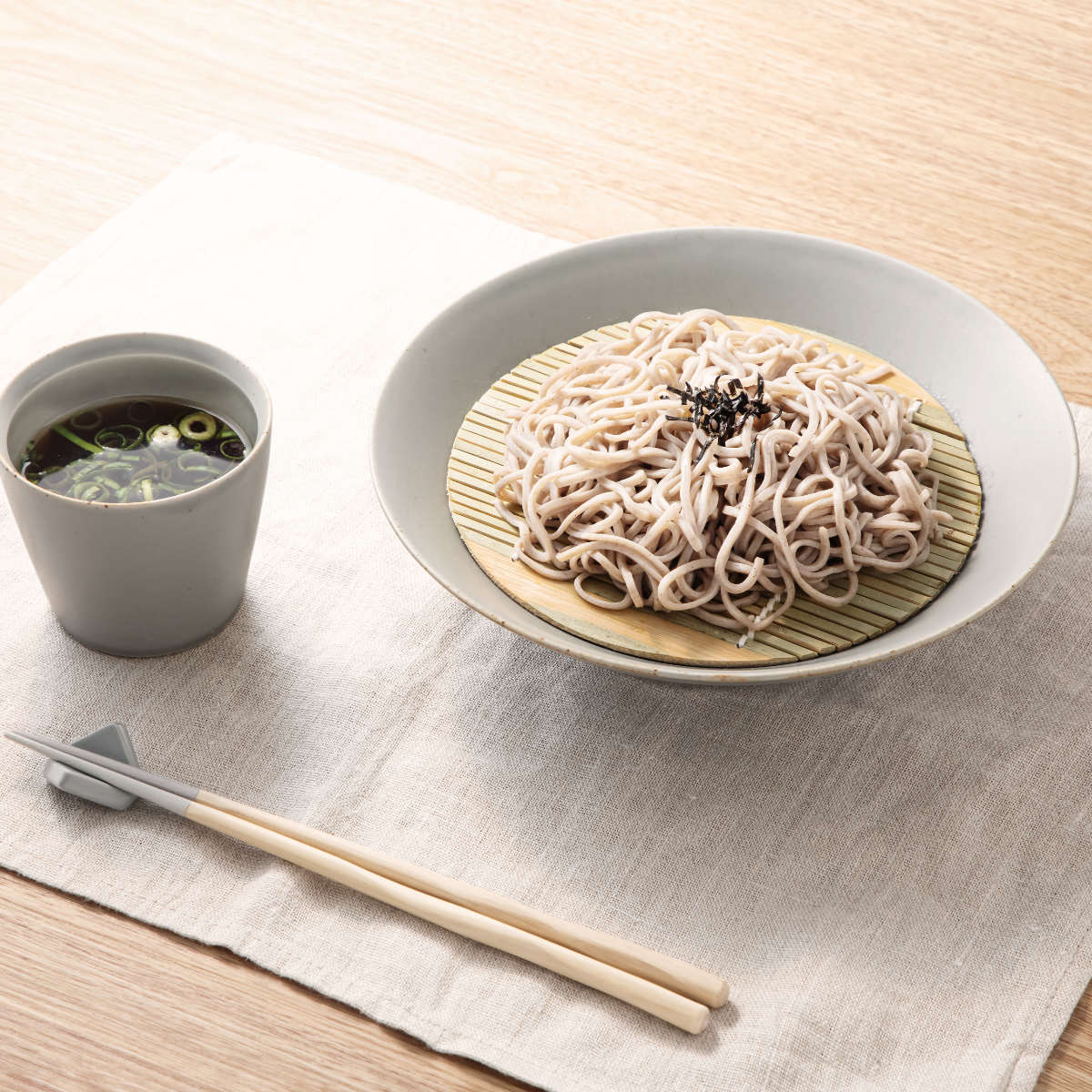 ＆NE ハレとケ 波佐見焼 そば皿 竹ス付き （ 電子レンジ対応 食洗機