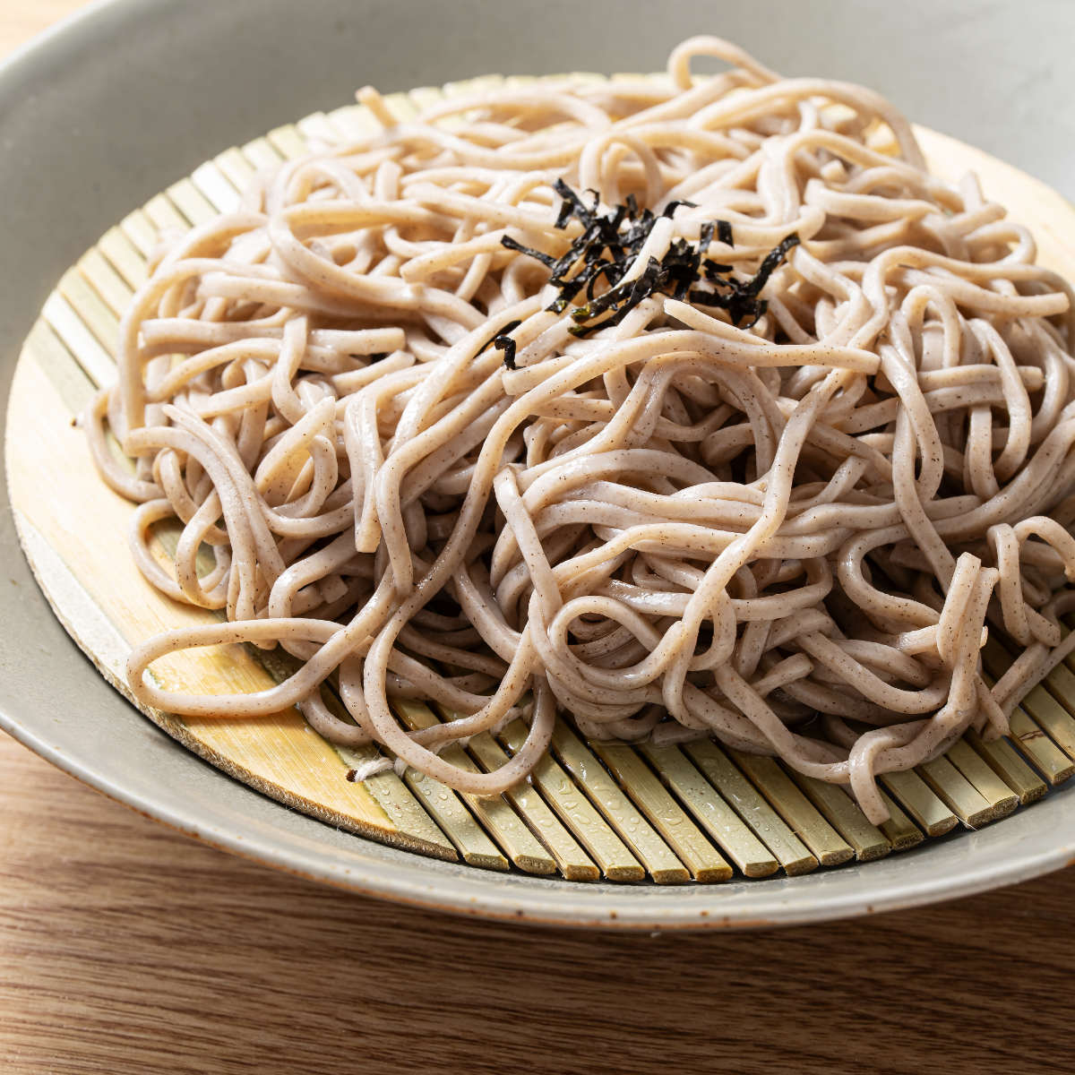 ＆NE ハレとケ 波佐見焼 そば皿 竹ス付き （ 電子レンジ対応 食洗機