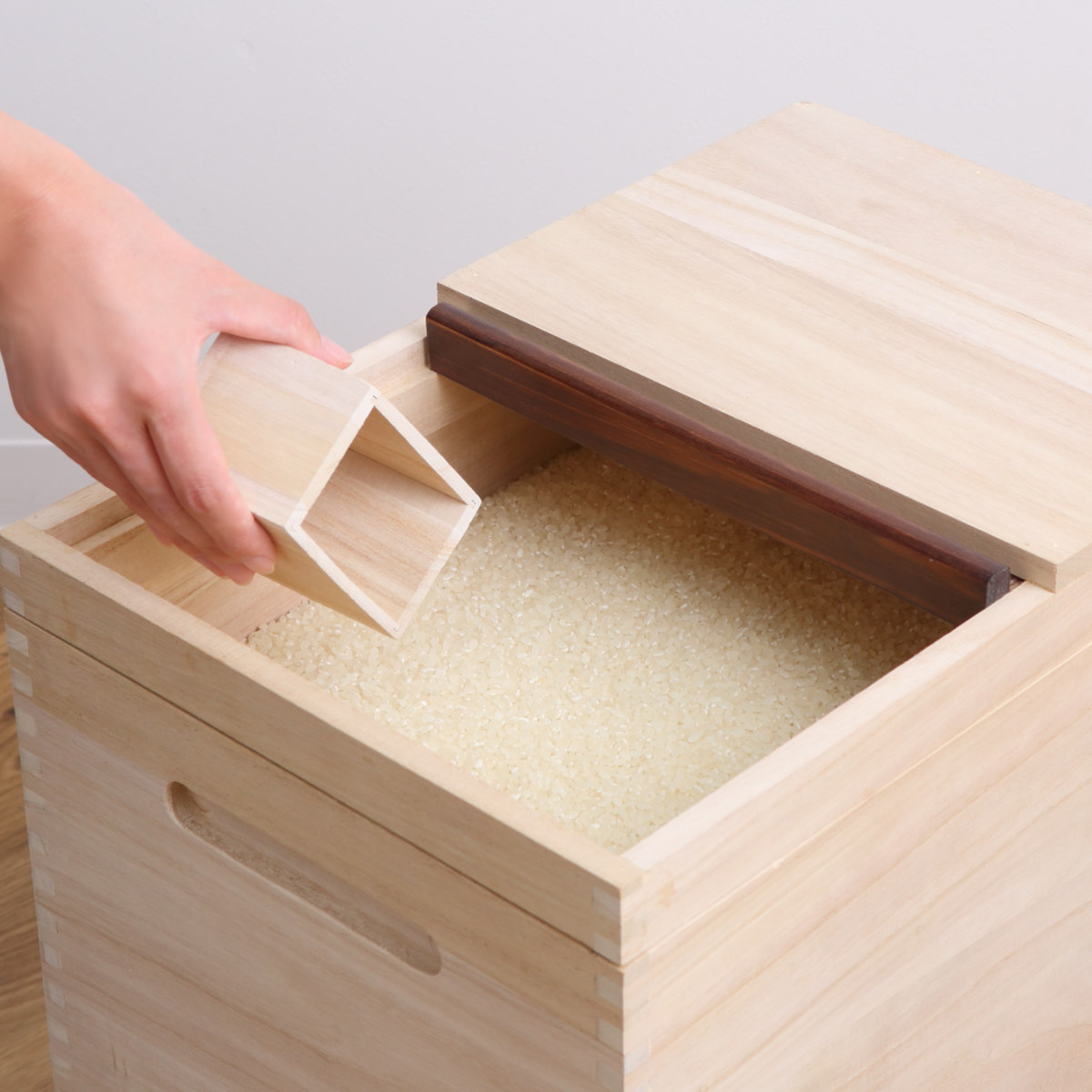OSMAC 米びつ 桐製 Rice Box 30kg 計量マス付き （ キャスター付き 桐