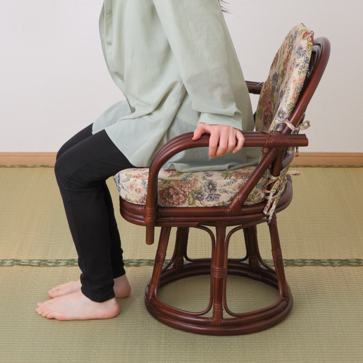HAGiHARA（萩原） 籐 回転座椅子 座面高42cm 花柄 軽量 ライトブラウン