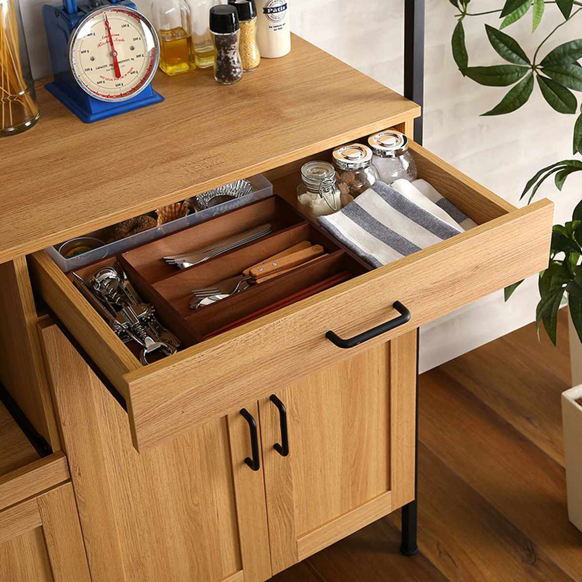 食器棚 コンセントあり 木製 取手付き ホームテイスト（HOME taste） 食器棚 幅122.6cm 木目調 2口コンセント
