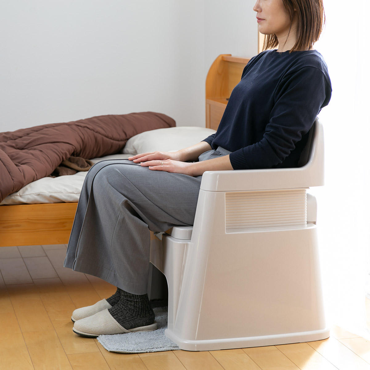 介護用　ポータブルトイレ 　未使用 TONBO（新輝合成） ポータブルトイレ 背もたれ型 バケツ付き 介護