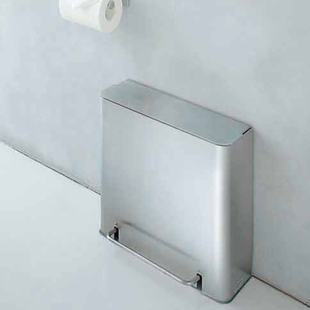 サニタリーボックス ST-F4 （ 法人限定 山崎産業 トイレ ゴミ箱 サニタリー ペダル式 大きめ スリム 防臭 パッキン ふた付き 横開き 業務用 ）