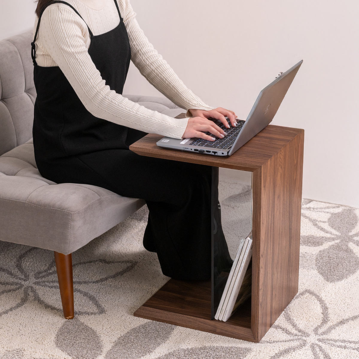 東谷 サイドテーブル 幅54cm 強化ガラス棚 ウォールナット調 （ コの字