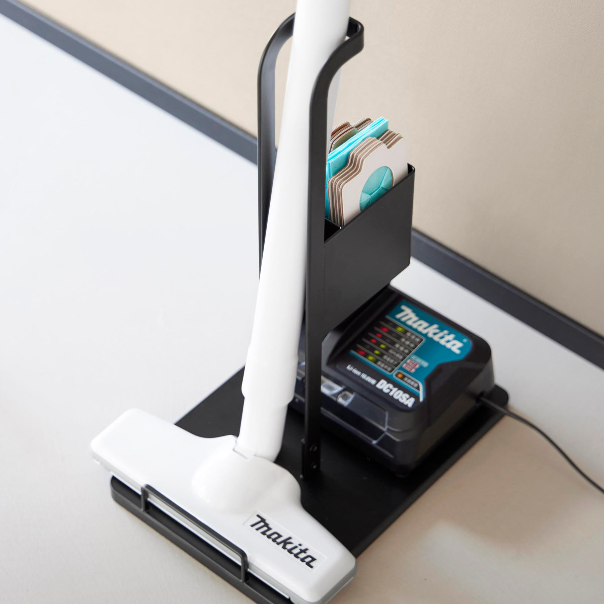 【Panasonic】紙パック　スティッククリーナー towerスタンド付 tower 山崎実業 スティッククリーナー紙パック＆充電器収納スタンド