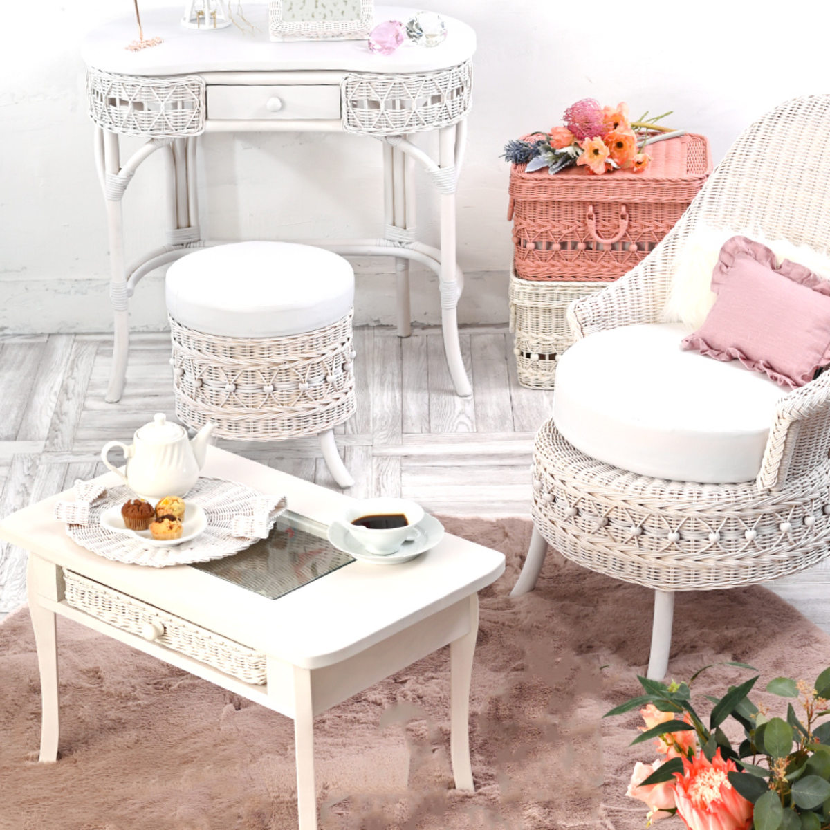 白ラタン♡たっぷり収納♡ホワイト家具♡フリル♡レース♡ミルクペイント♡ ラタン 収納付きスツール 籐製 腰掛け椅子 チェア 脚付き fiore