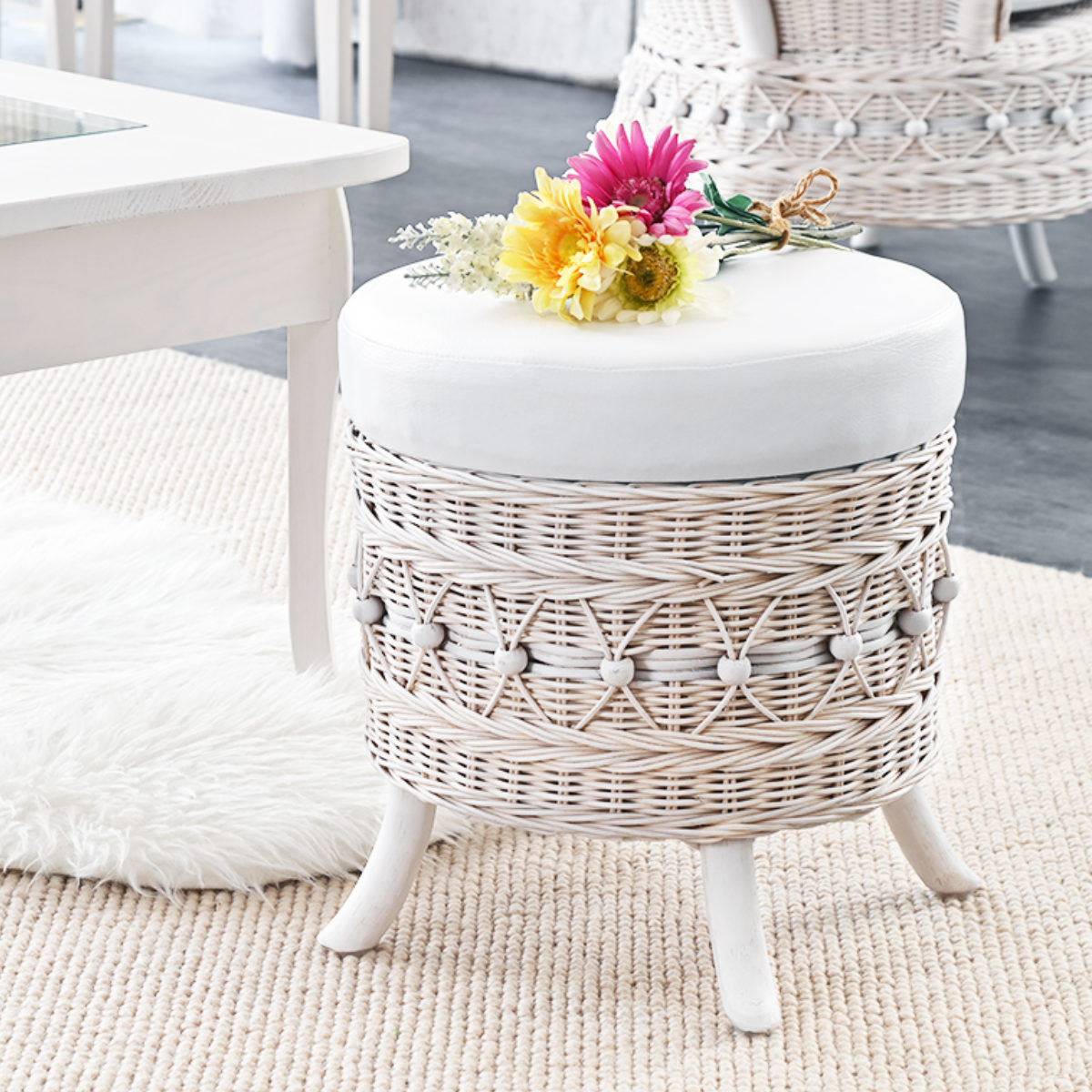 白ラタン♡たっぷり収納♡ホワイト家具♡フリル♡レース♡ミルクペイント♡ ラタン 収納付きスツール 籐製 腰掛け椅子 チェア 脚付き fiore