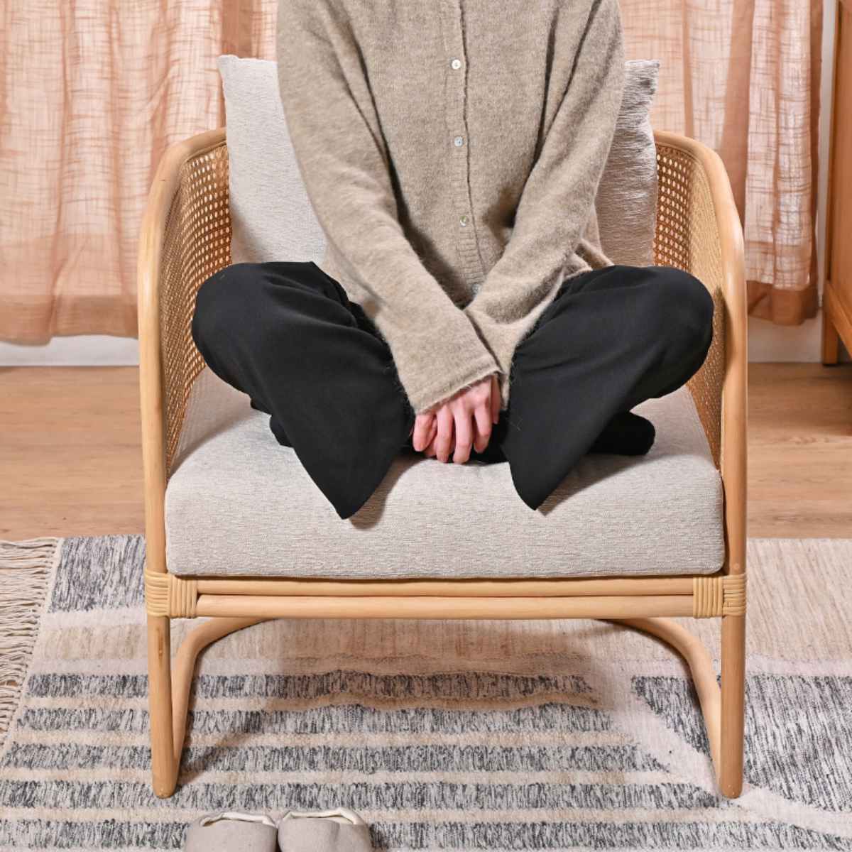 ラタン アームチェア キルトクッション、カバー付き ラタン パーソナルチェア 座面高40cm 1人掛け チーク材 クッション付き
