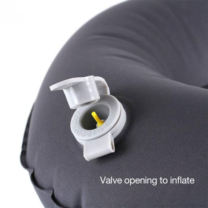 LiFEVENTURE 空気で膨らむネックピローは旅のお供におススメです。
ストレッチ素材が気持ちよく、高速バスでも飛行機の中でも快適な睡眠を約束します。 L65380