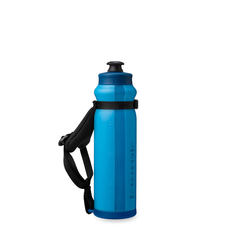 Hydrapak テンポプロは手にしっかりとフィットします。独自のサンダルカットストラップデザインは、快適な装着感と優れた通気性を提供し、摩擦を最小限に抑え、ストラップが手首に巻きつくことで保持とグリップをサポートします。人間工学に基づいた形状で手にぴったりフィットし、ソフトスクイーズとハイフローで水がでるスポーツキャップにより、走りを中断せずに素早く水分補給ができます。ストラップは簡単に取り外して、本体は食洗機対応で、臭いや味が残りません。 THD4001