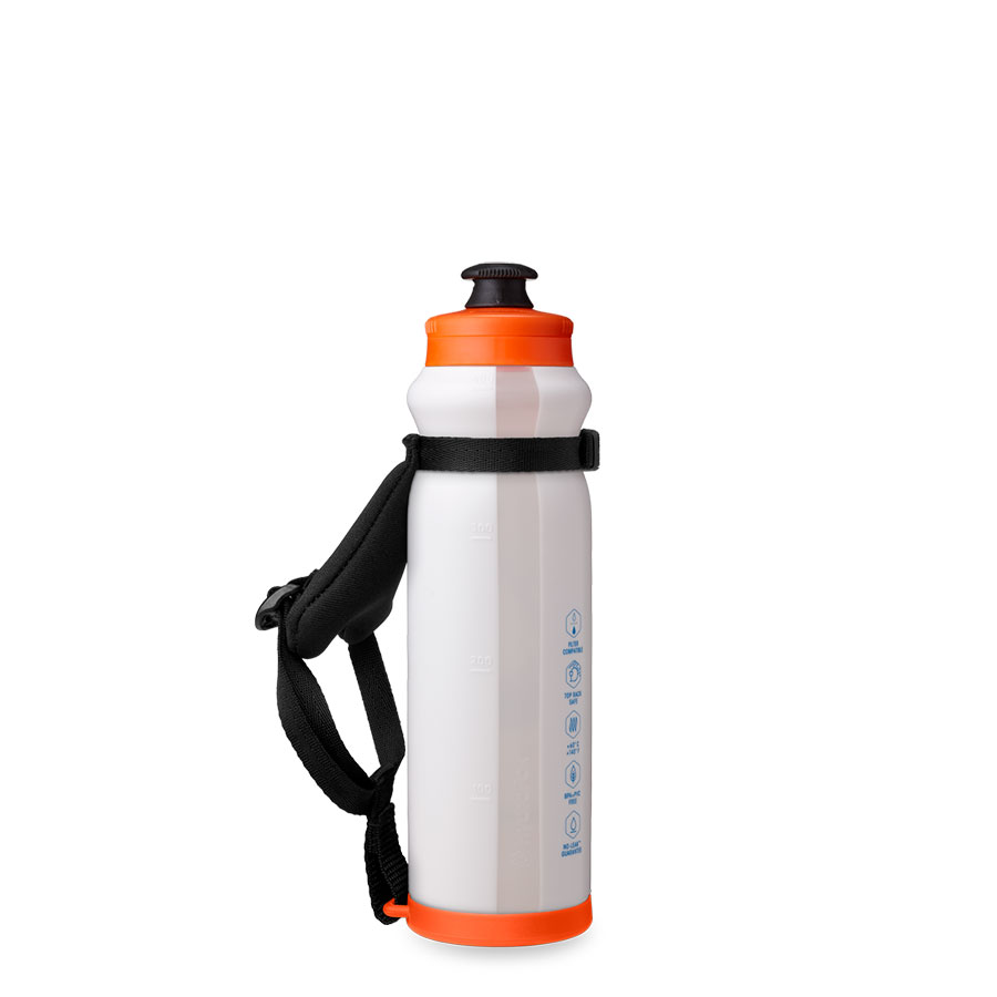 Hydrapak テンポプロは手にしっかりとフィットします。独自のサンダルカットストラップデザインは、快適な装着感と優れた通気性を提供し、摩擦を最小限に抑え、ストラップが手首に巻きつくことで保持とグリップをサポートします。人間工学に基づいた形状で手にぴったりフィットし、ソフトスクイーズとハイフローで水がでるスポーツキャップにより、走りを中断せずに素早く水分補給ができます。ストラップは簡単に取り外して、本体は食洗機対応で、臭いや味が残りません。 THD4001