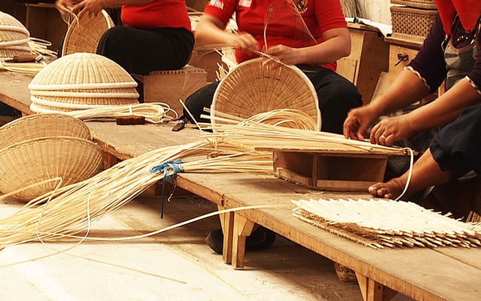 ラタンは強さとしなやかな柔軟性を兼ね備え、とても軽く、家具の素材として最高の特徴を持ています